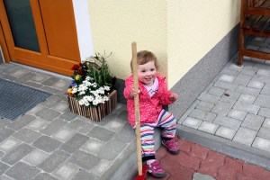 Catharina rastet nach der Gartenarbeit