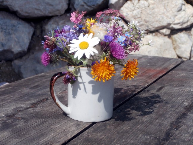 liebevoll  - Wiesenblumen als Dekoration auf der Spießalm