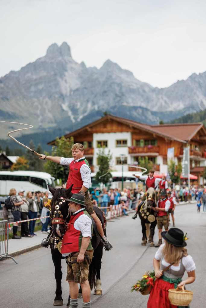 Filzmooser Schnalzergruppe beim Almabtrieb in Filzmoos